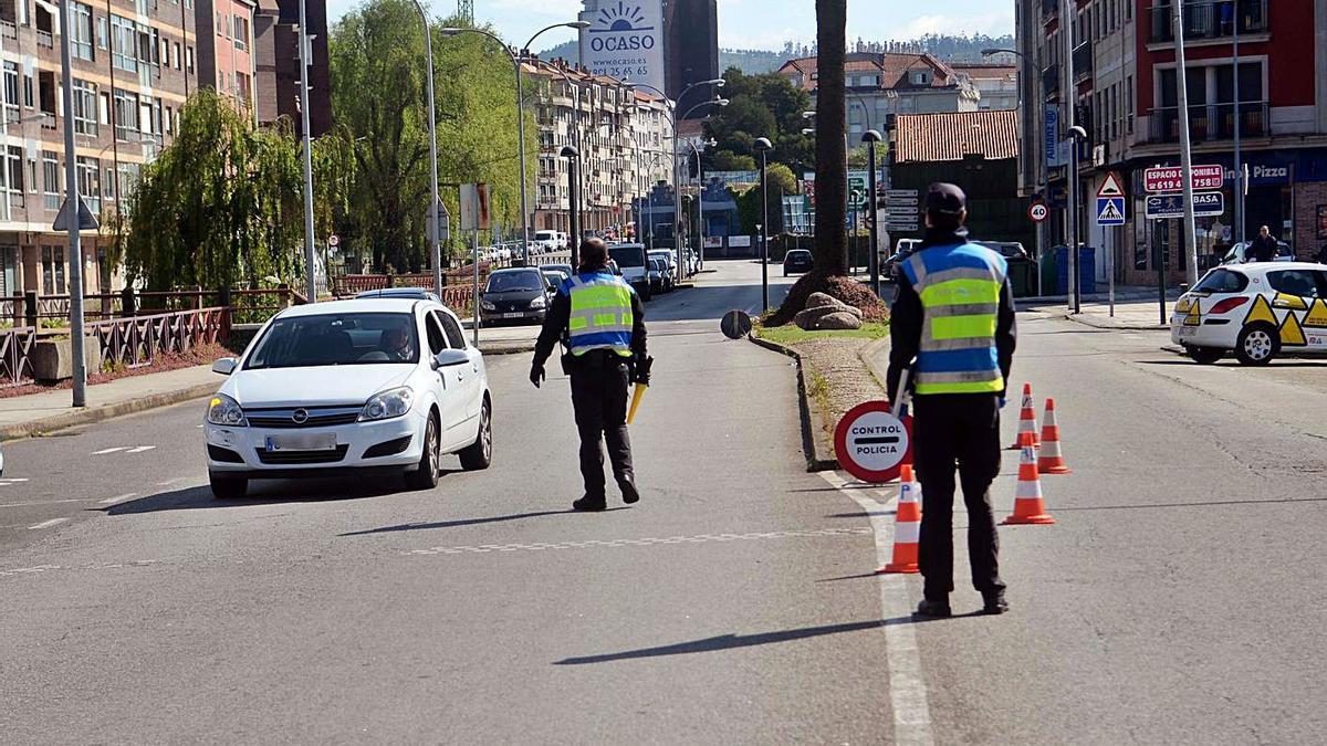 Un control de la Policía Local de Vilagarcía en la actual pandemia.  | // NOÉ PARGA