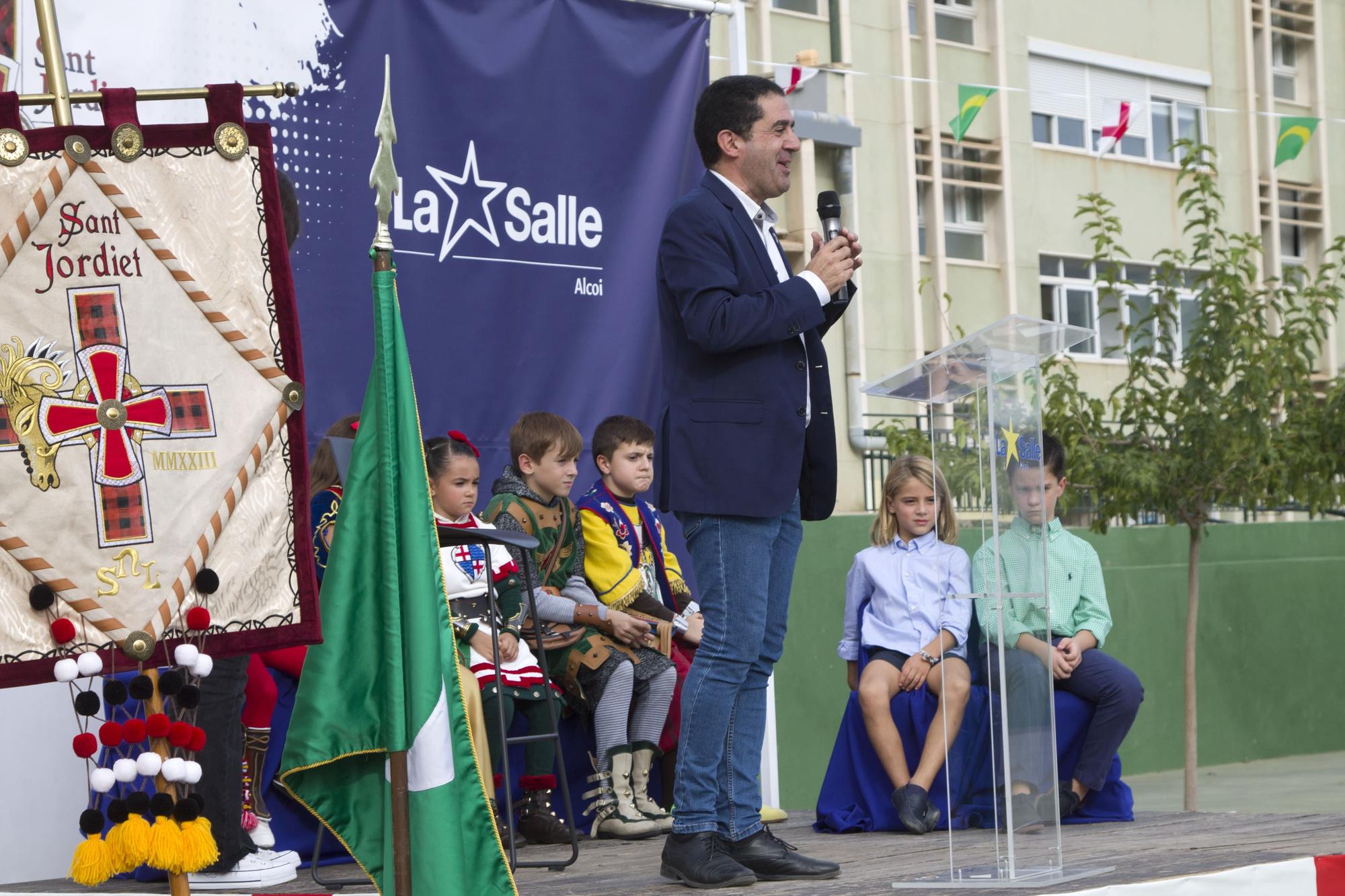 Imágenes de Nicolás Sánchez Linares tomando el testigo como Sant Jordiet en Alcoy