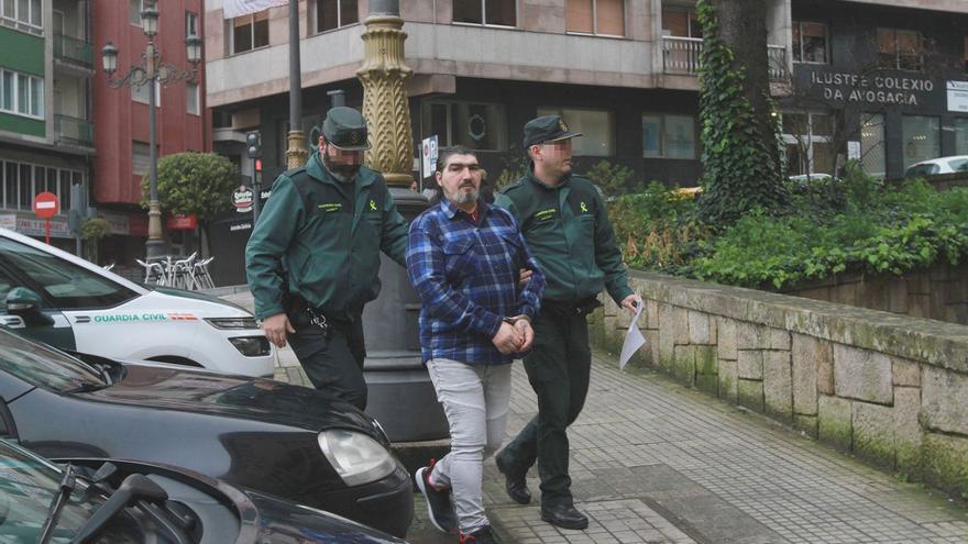 El acusado llegando a la Audiencia Provincial de Ourense en una de las jornada del juicio. |   // I.O.