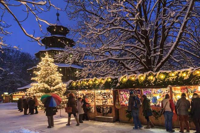 Mercado navideño del Jardín Inglés, que se sitúa al lado de la torre china