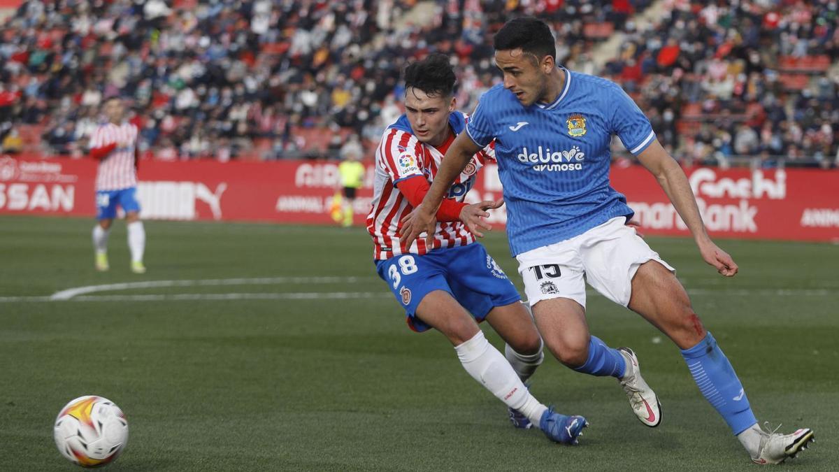 Arnau Martínez pugna una pilota amb Pulido