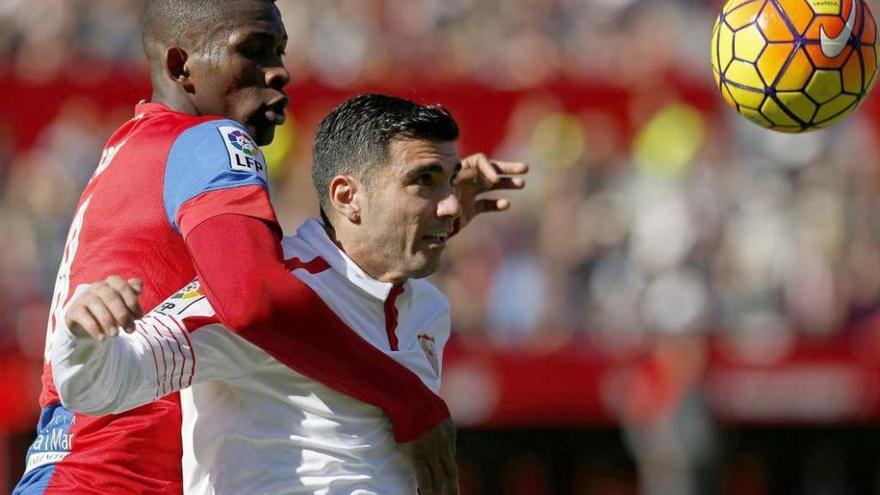 José Antonio Reyes, del Sevilla, y Lerma, del Levante, luchan por un balón durante el encuentro de ayer. // Julio Muñoz