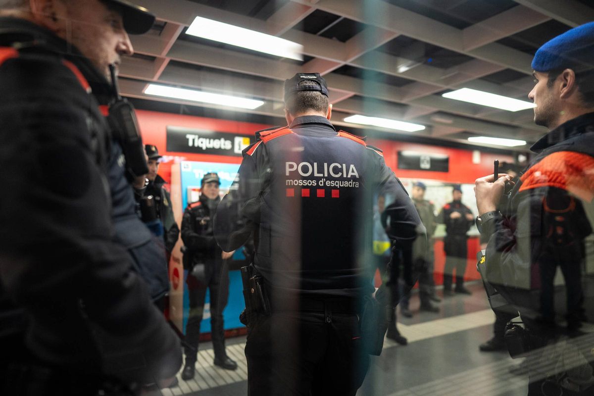 Macrodispositivo de Mossos junto a seguridad de TMB en el Metro de Barcelona