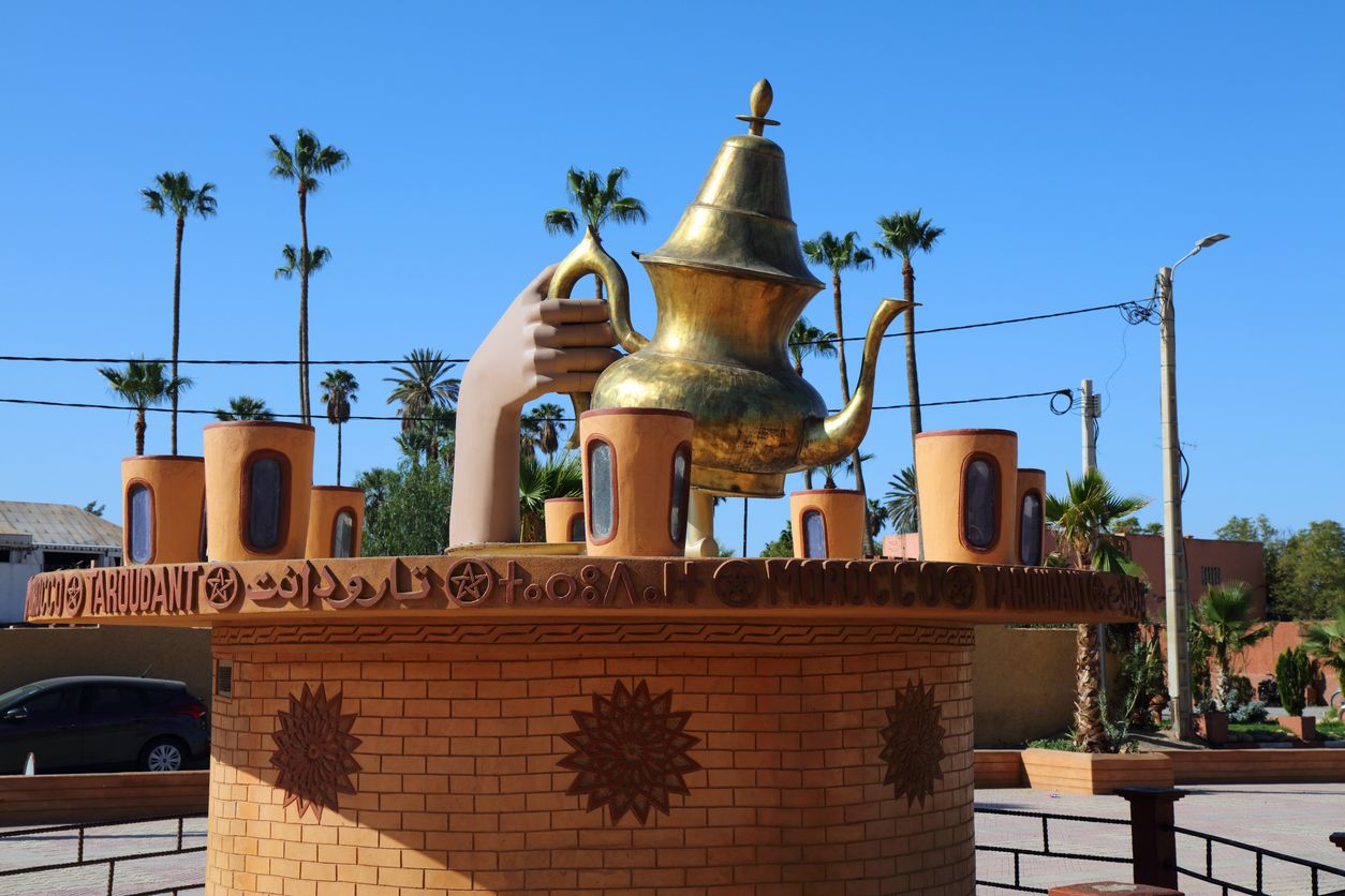 Homenaje a la tetera y el té en las calles de Tarudant, en el sur de Marruecos.