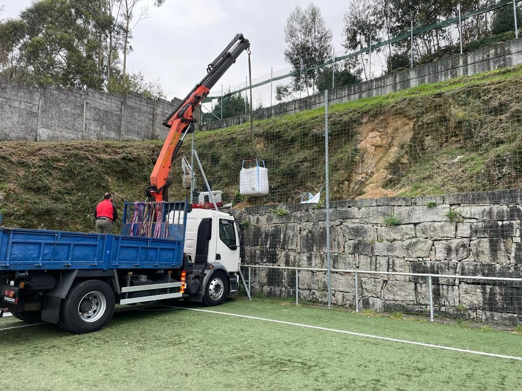 La reforma se centra en el fondo sur del campo de fútbol municipal.