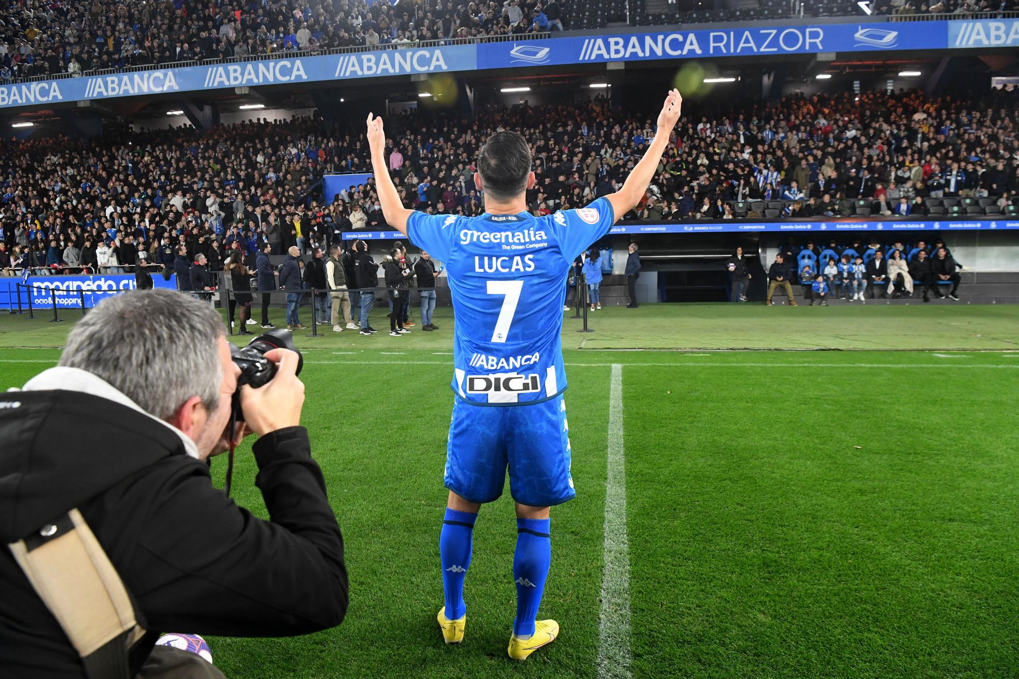 Riazor aclama a Lucas Pérez en su presentación