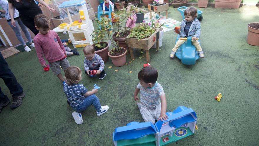 Niños en el jardín de una escuela infantil. // Agencia Roller