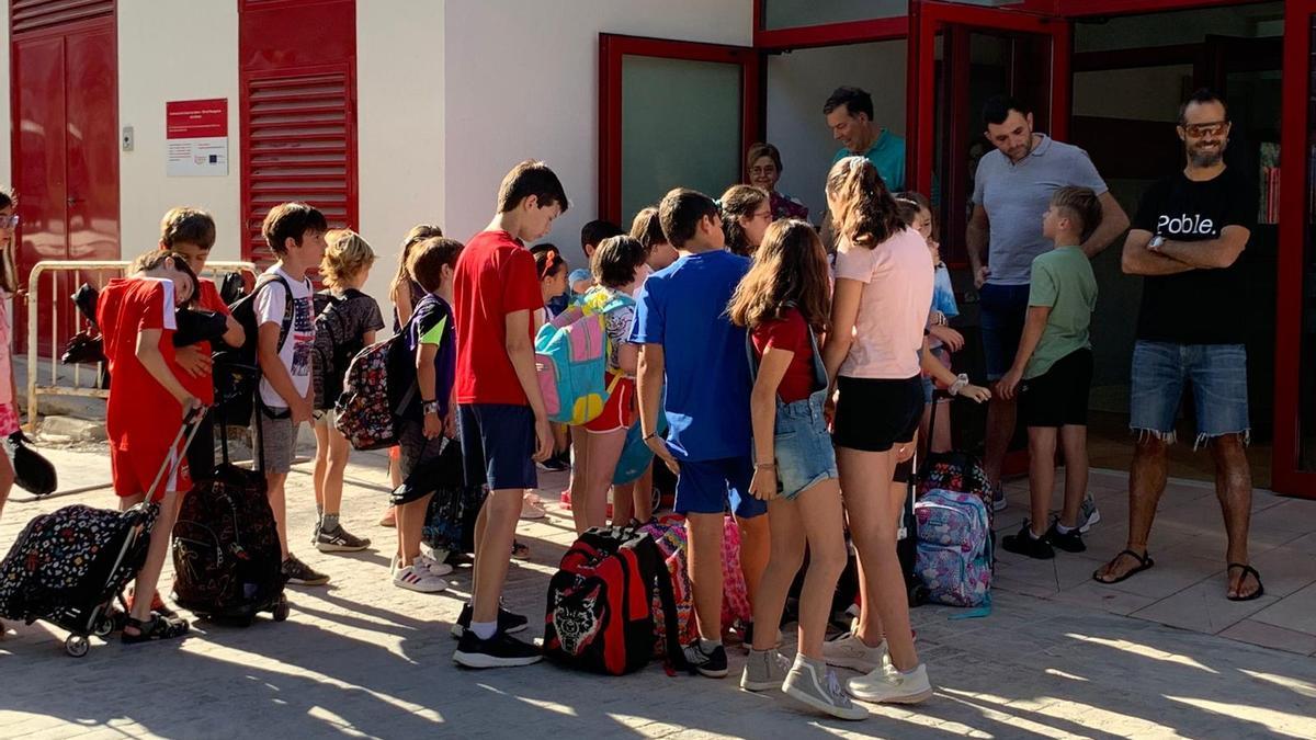 Los alumnos de les Useres hacen cola a las puertas del nuevo colegio, que han estrenado este lunes.