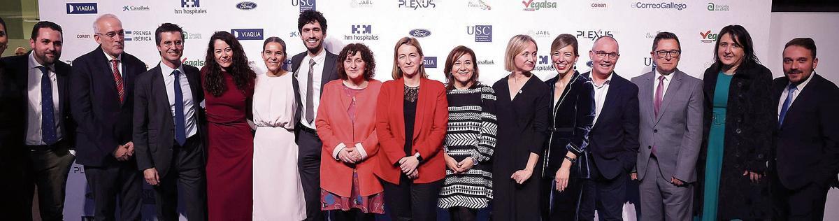 Gran parte de la Corporación municipal santiaguesa posó para la fotografía en la gala de los Gallegos del Año: Adrián Villa, Sindo Guinarte, Borja Verea, María Rozas, Mercedes Rosón, Iago  Lestegás, la alcaldesa Goretti Sanmartín, Miriam Louzao, Rosario Ferreiro, Marta Abal, María Baleato, Xan Duro, José Ramón de la Fuente, Yolanda Otero y Borja Rubio.