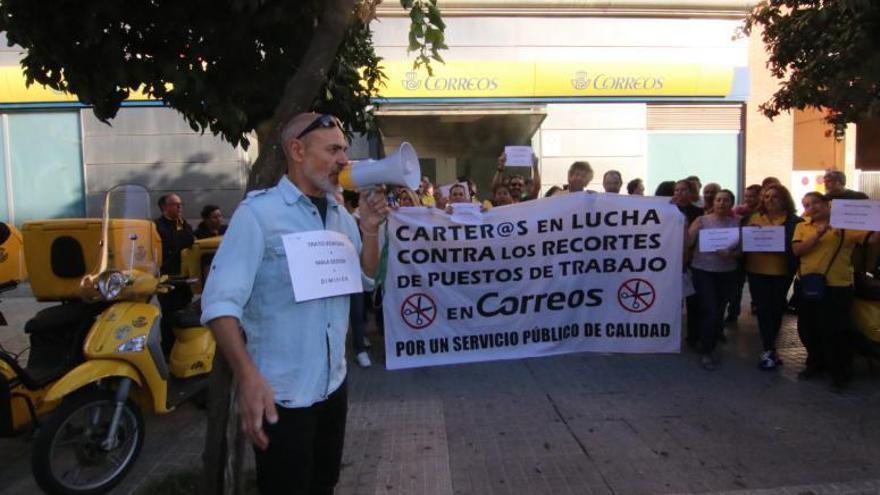Empleados de Correos protestan por los recortes.