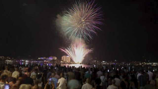 A medianoche, los fuegos artificiales serán el principal atractivo en la bahía de Sant Antoni. | | MARCELO SASTRE