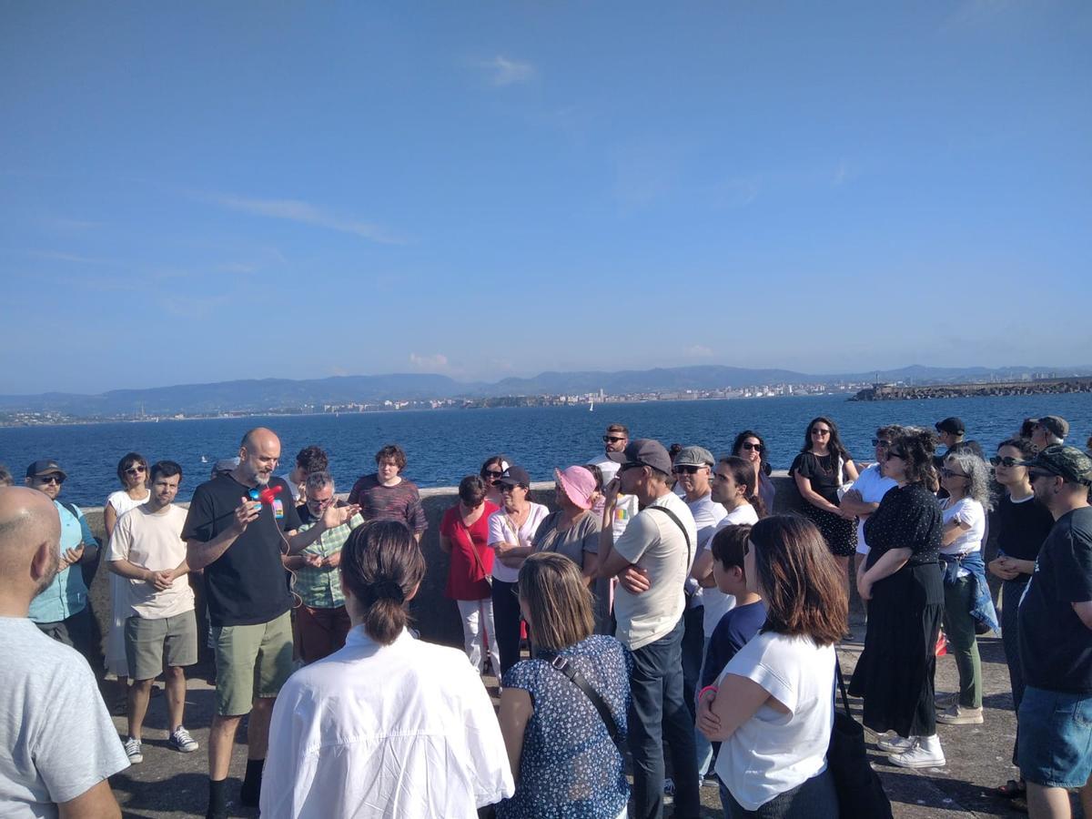 David Alonso dando explicaciones en la ampliación de El Musel a parte de los participantes en una de las visitas guiadas del año pasado.