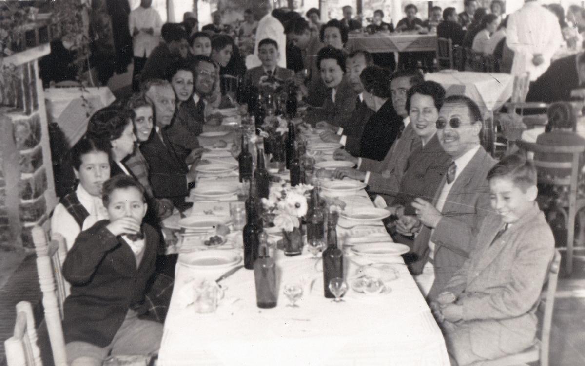 Reunión de familia en los años 50, con sus hijos y nietos.