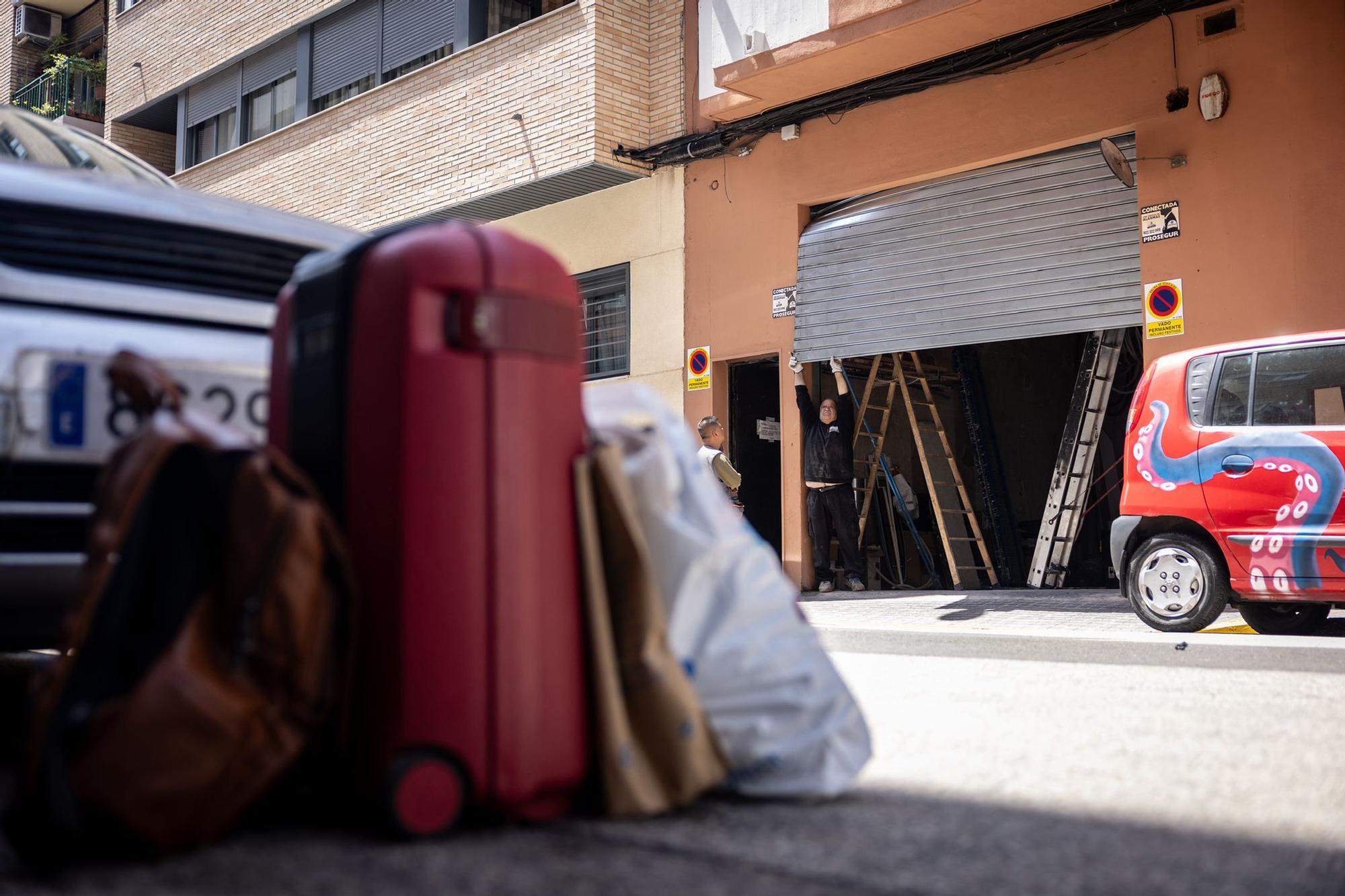 En imágenes | Desalojado un edificio en Delicias tras derrumbarse el suelo de un patio interior