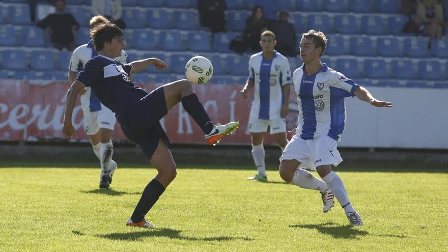 Un jugador del Marino despeja el balón en presencia de dos jugadores del Lugones.