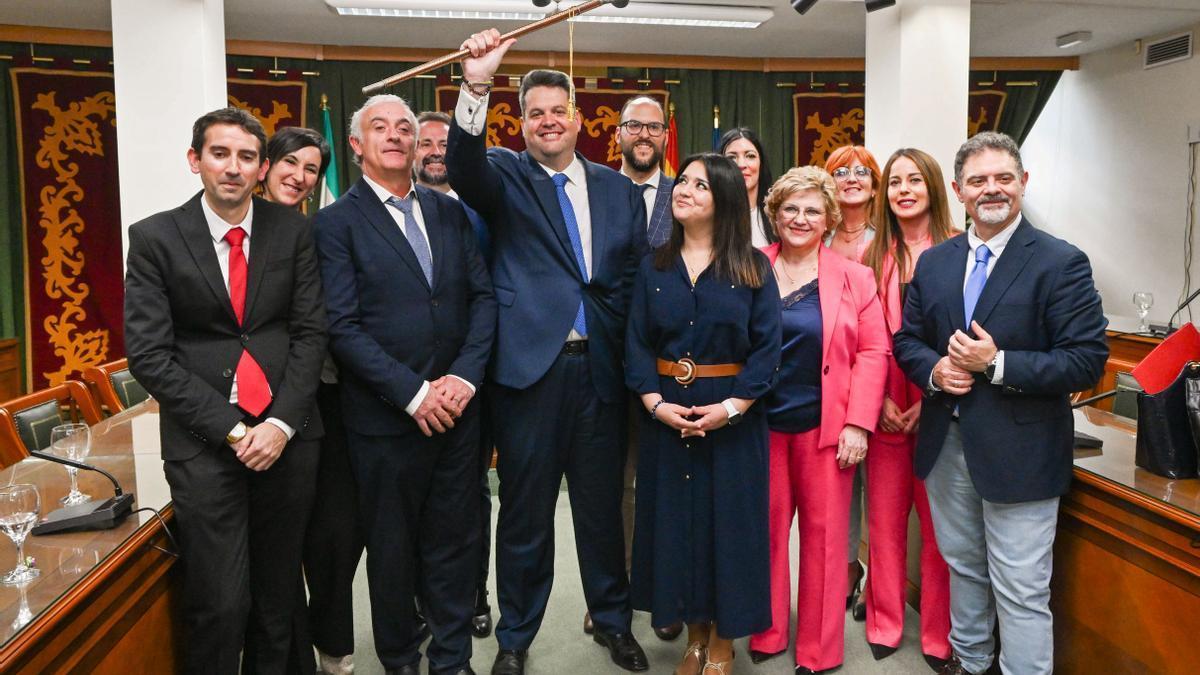 Carlos Porcel con el bastón de mando una vez investido alcalde de Maracena.