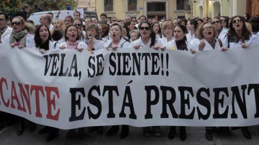 Un grupo de farmacéuticos de Alicante sostiene una pancarta durante la manifestación celebrada ayer en Valencia.