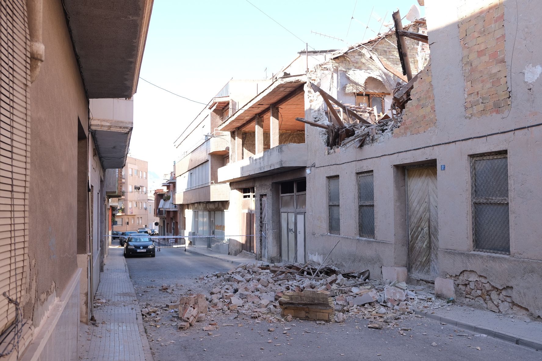 Galería derrumbe de la fachada de una vivienda calle Miguel Hernández Aspe