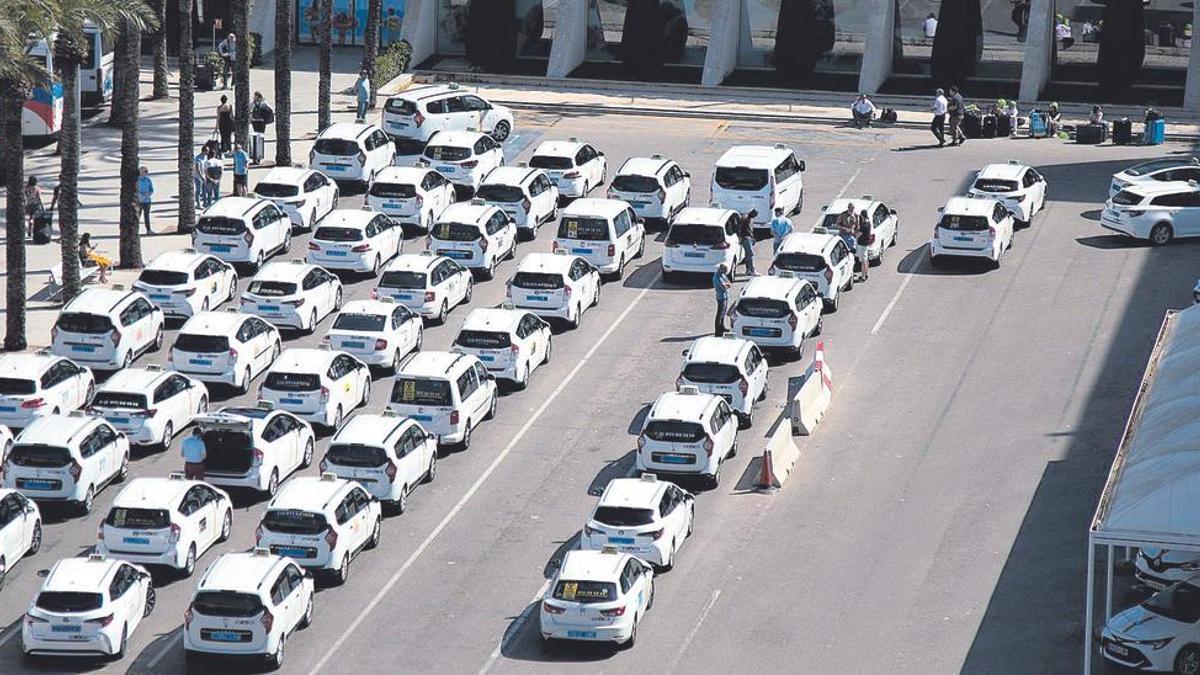 Am Flughafen Mallorca müssen die Taxis lange warten, dafür lohnt sich aber die Fahrt.