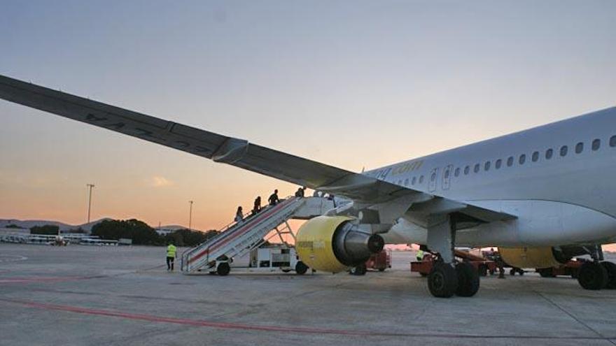 Pasajeros suben a un avión en la pista del aeropuerto de Ibiza.