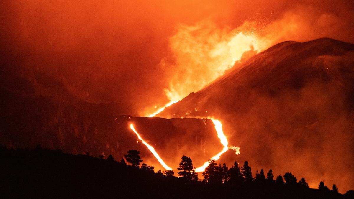 El magma brota del volcán de La Palma.