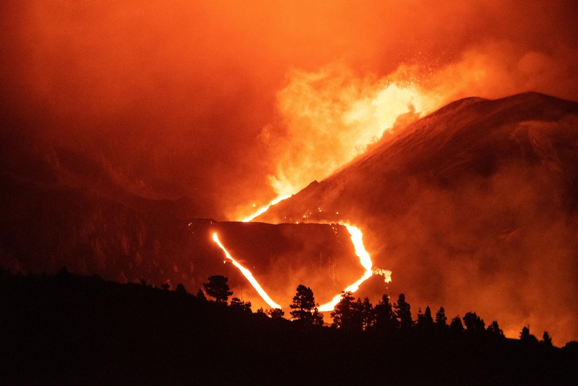 El magma brota del volcán de La Palma.