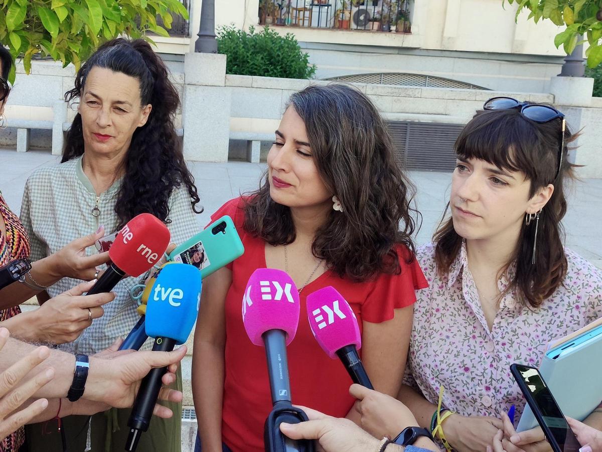 La portavoz de Unidas por Extremadura, Irene de Miguel, atiende a los medios de comunicación en el exterior de la Asamblea.