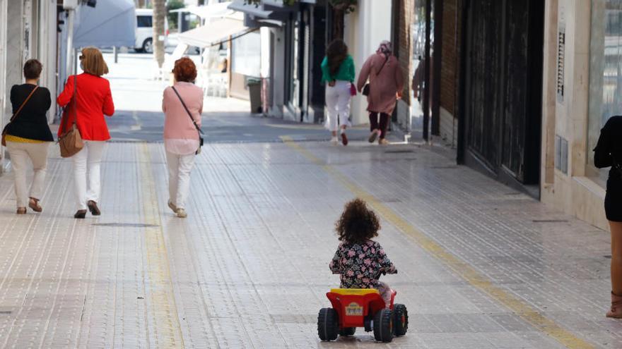 Gente caminando por la calle en Sant Antoni, en una imagen de archivo.
