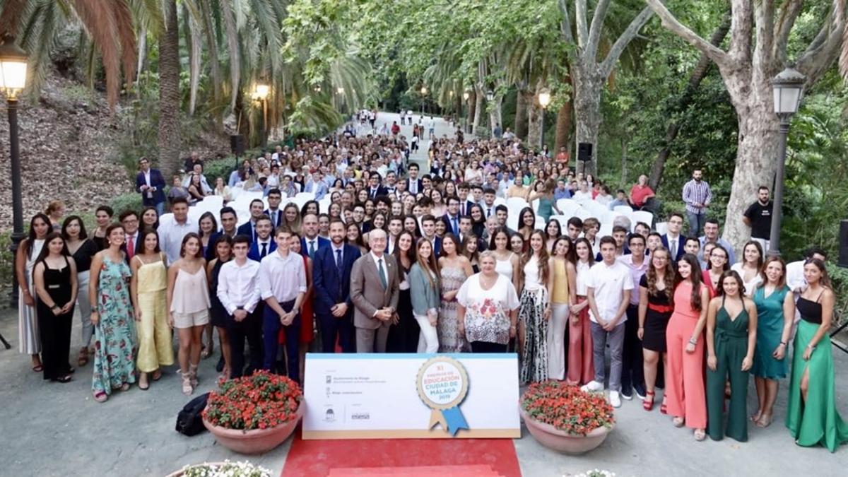 Foto de familia de los premiados en 2019