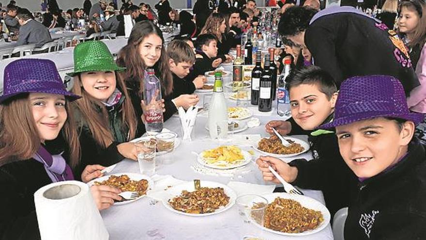 La lluvia no puede con la diversión de las paellas falleras de Benicarló