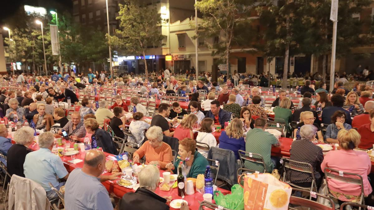 Las plazas de España y Pere Cornell se llenaron con los más de 1.200 vecinos inscritos en el 'pa i porta'.