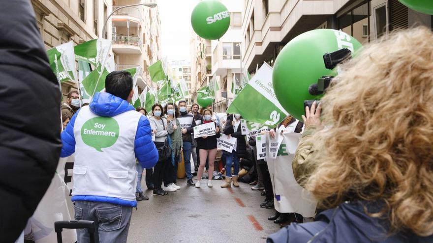 Protesta de sanitarios en Palma contra la precariedad laboral.
