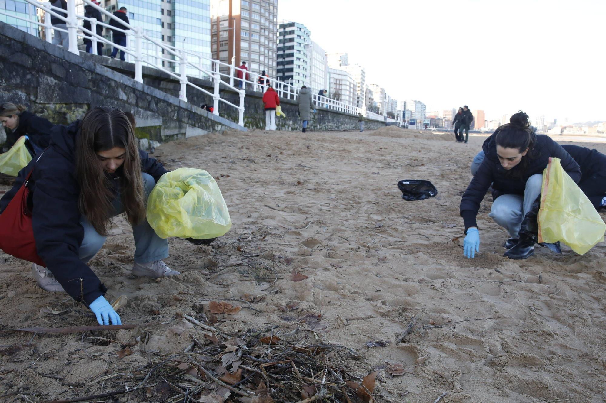 Así fue el dispositivo de limpieza y vigilancia de pellets en la playa de San Lorenzo (en imágenes)