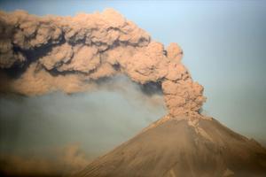 El volcán Popocatepetl escupiendo ceniza y lava.