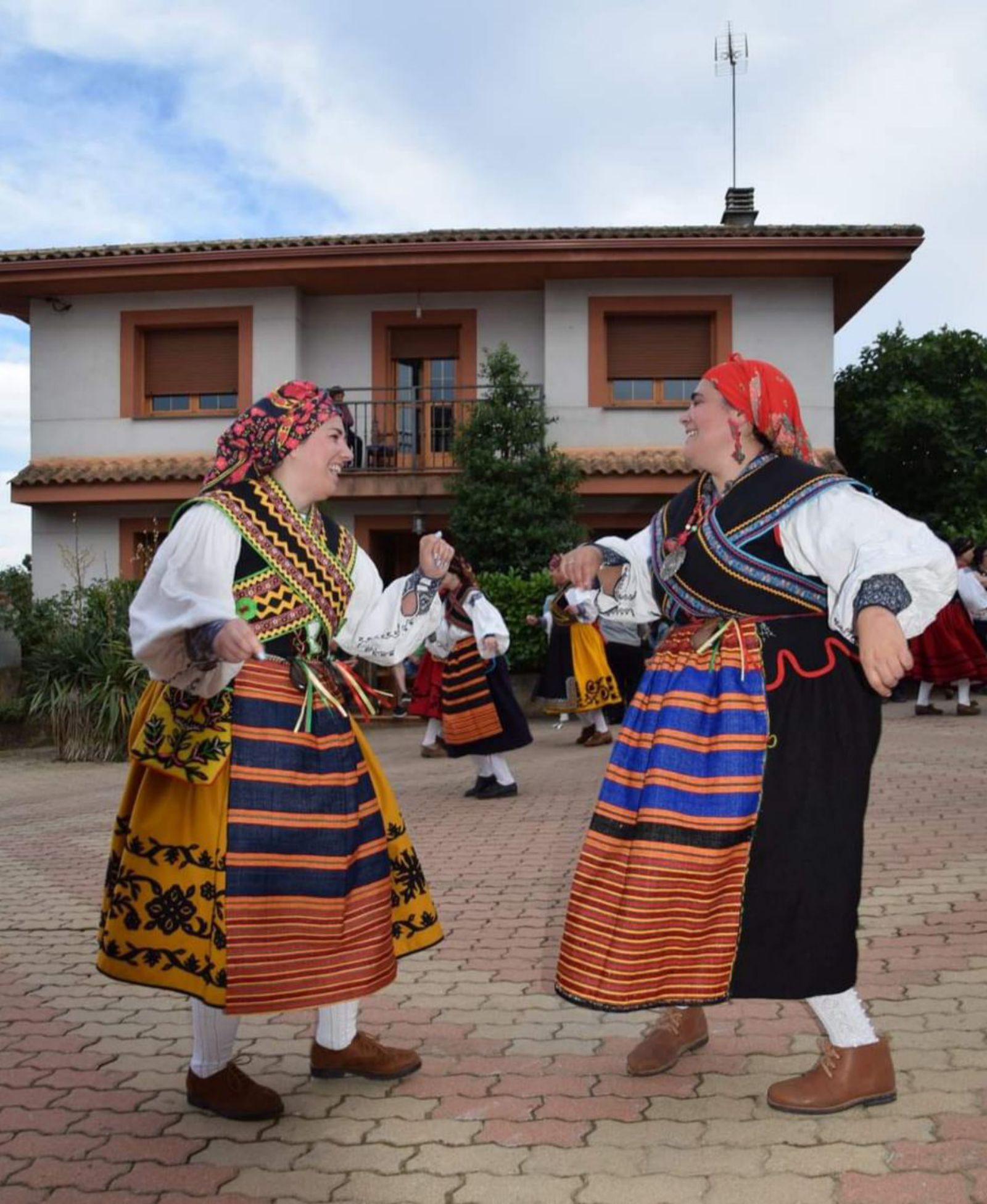 Integrantes de Aulas de Música de Aliste bailando. | Ch. S.