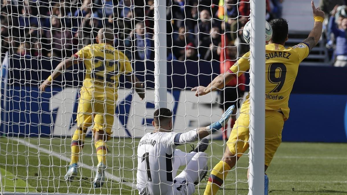 Arturo Vidal celebra su gol decisivo en Butarque para darle el triunfo al Barça (1-2).