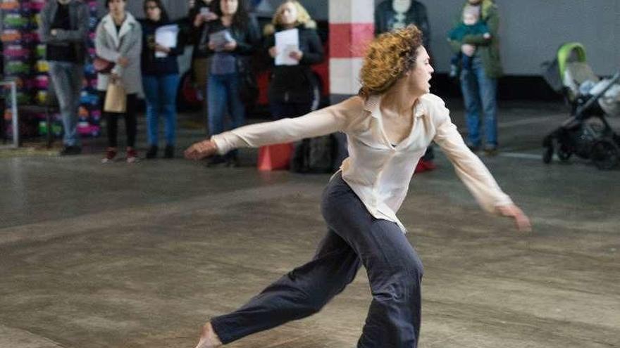 Clara Ferrao, durante su danza &quot;Miñaxoia&quot;. // Paula Cermeño