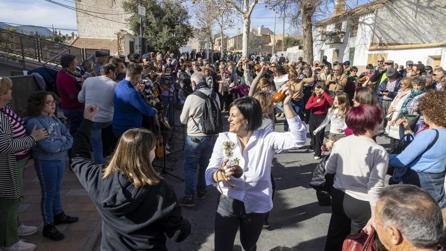 Miles de personas asisten a la Fiesta de las Cuadrillas en Barranda