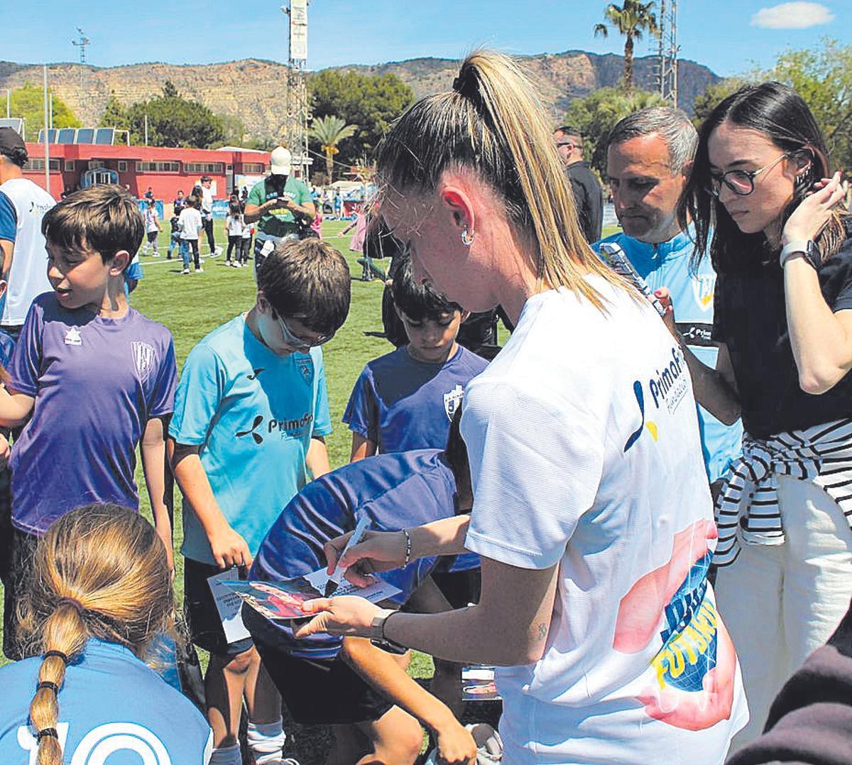 Eva Navarro firma autógrafos a niños en un clinic en Alhama.
