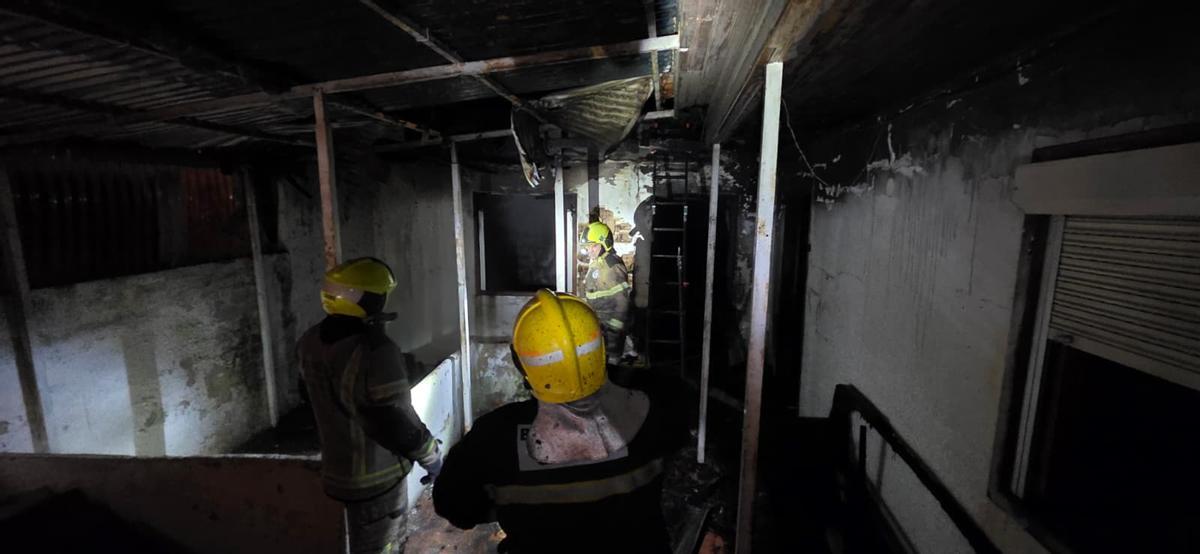 Bomberos del servicio de emergencias actúan en la vivienda deshabitada de Barbadás donde se registró el incendio.