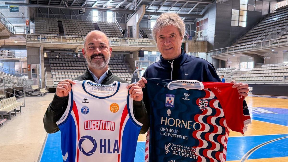 José Sánchez (i) y Daniel Adriasola (d) posan con la camiseta del club del otro durante la presentación del acuerdo.