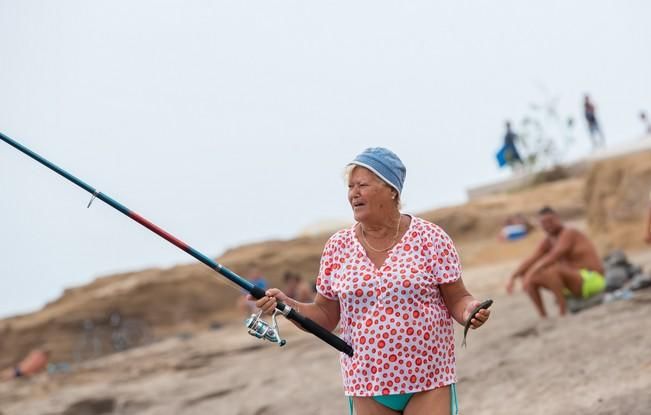 Dia de lunes festivo en la Playa del Confital