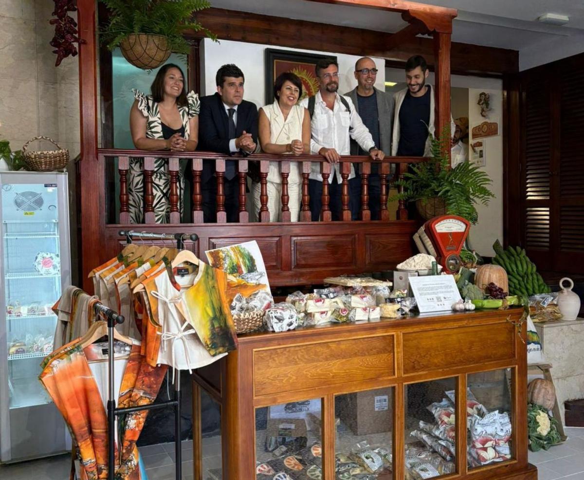 Minerva Alonso, en el centro, y otros responsables, ayer, en el espacio de Gran canaria en La Palma. | C.G.C.