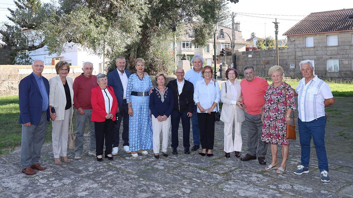 Foto de famila con las parejas que celebrarán el baile de aniversario