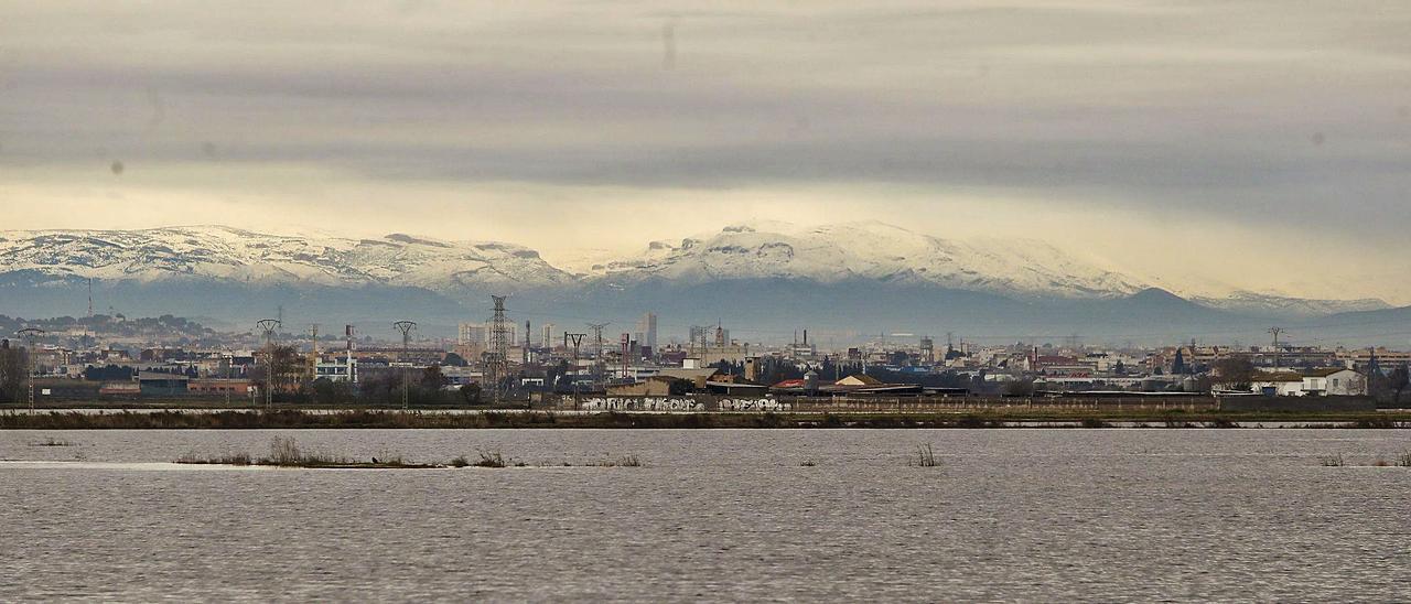 Panorámica, desde la Albufera, de la ciudad de València con la Sierra Calderona nevada al fondo. | LEVANTE-EMV