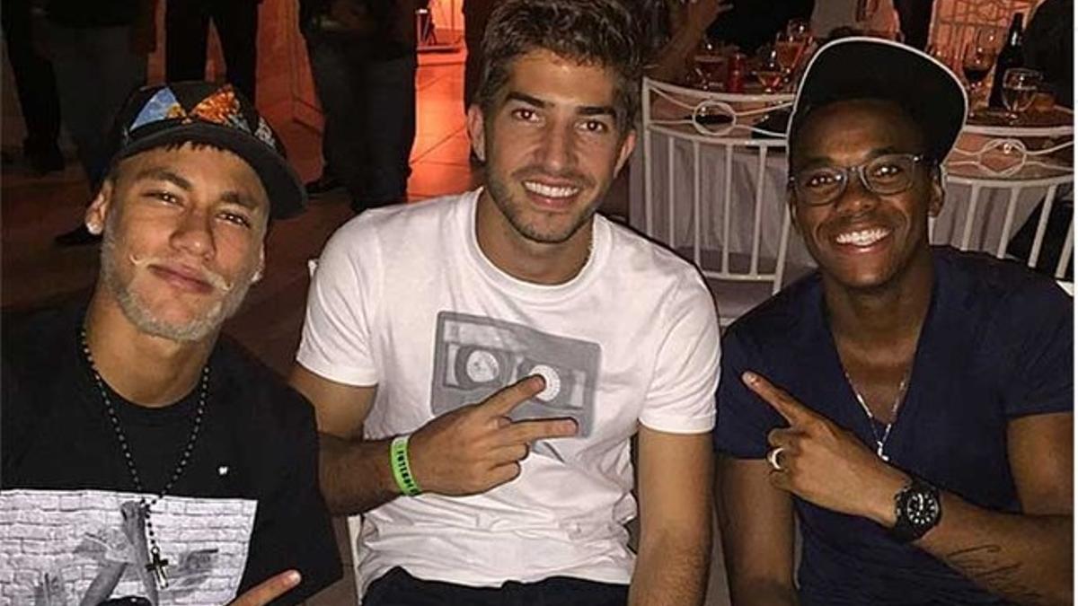 Lucas Silva junto a Neymar y Robinho