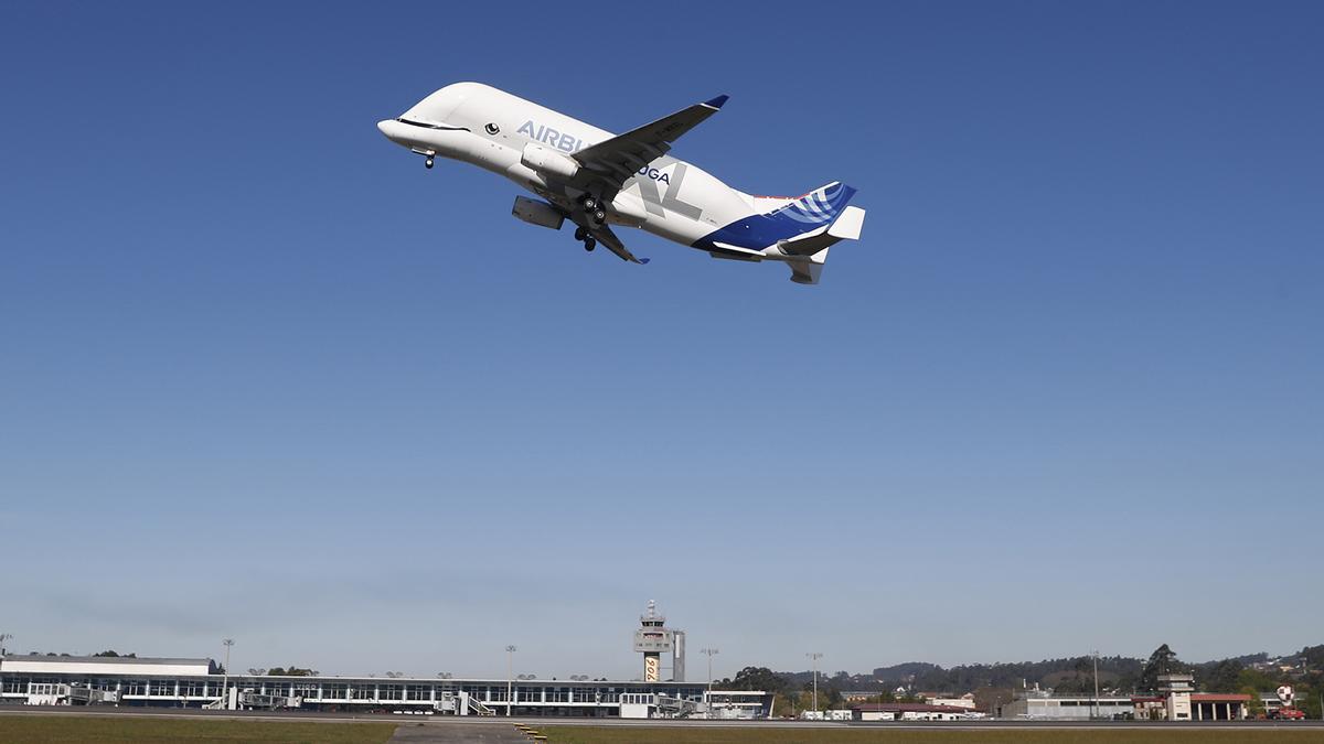 El Beluga XL de Airbus haciendo pruebas hoy en el aeropuerto de Vigo