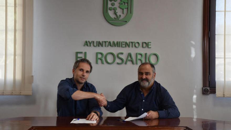 Konstantin Hinner (i) y Escolástico Gil, firmando el contrato de compraventa.