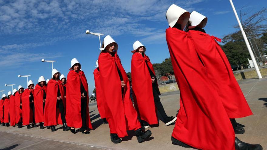 Activistas a favor del aborto marchan en Buenos Aires.