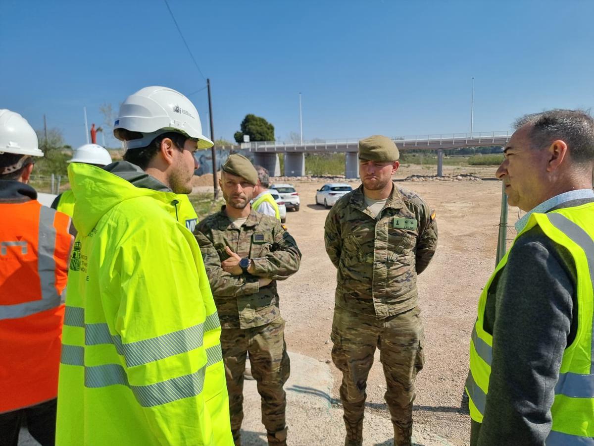 La visita de los militares del Regimiento de Pontoneros y Especialidades de Ingenieros a Riba-roja de Túria.